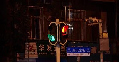 4K红绿灯交通信号灯夜晚城市红绿灯视频的预览图